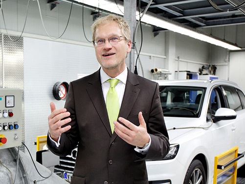 Reinhard Kolke vor dem Prüfstand in Landsberg