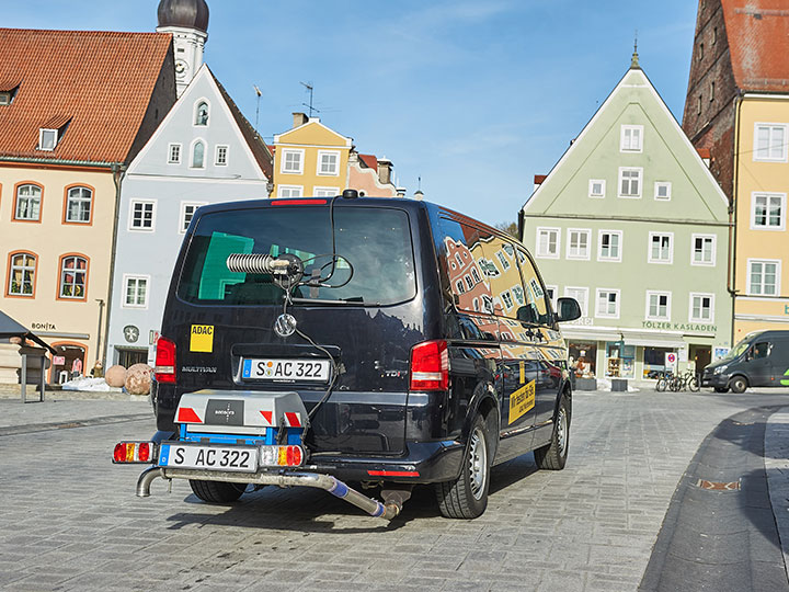 VW Multivan TDI fährt mit Testgerät (Test Nachrüstung) durch Landsberg