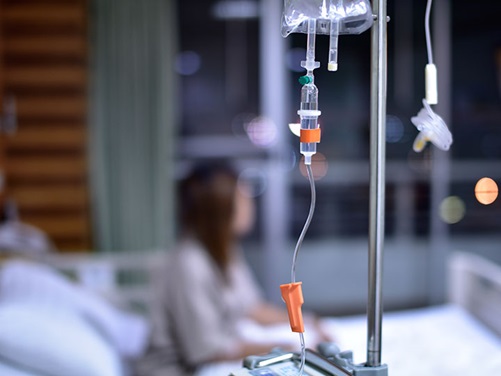 Eine frau sitzt auf ihrem Bett auf der Krankenstation