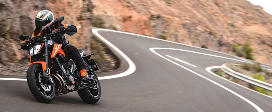 Schwarz-orange KTM 790 Duke fahrend