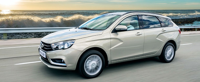 Silberner Lada Vesta SW fahrend
