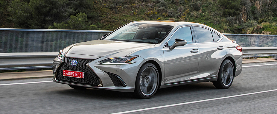 Lexus ES fahrend