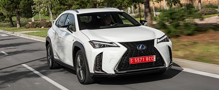Frontansicht des Lexus UX fahrend
