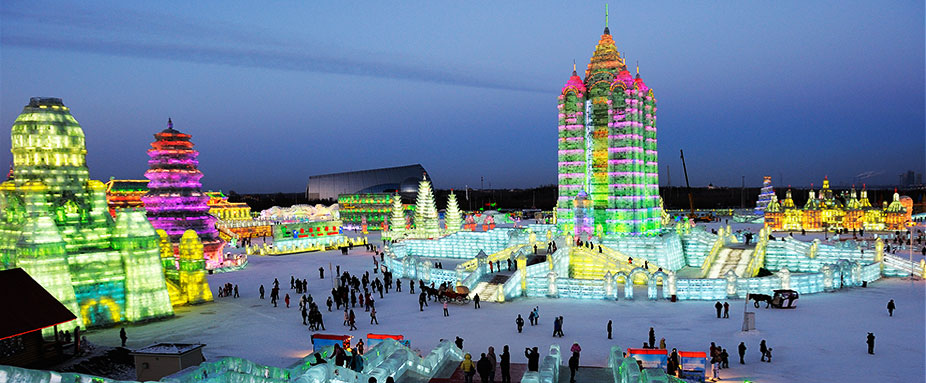 Beleuchtete Eisskulpturen beim berühmten Ice & Snow World Festival in Harbin