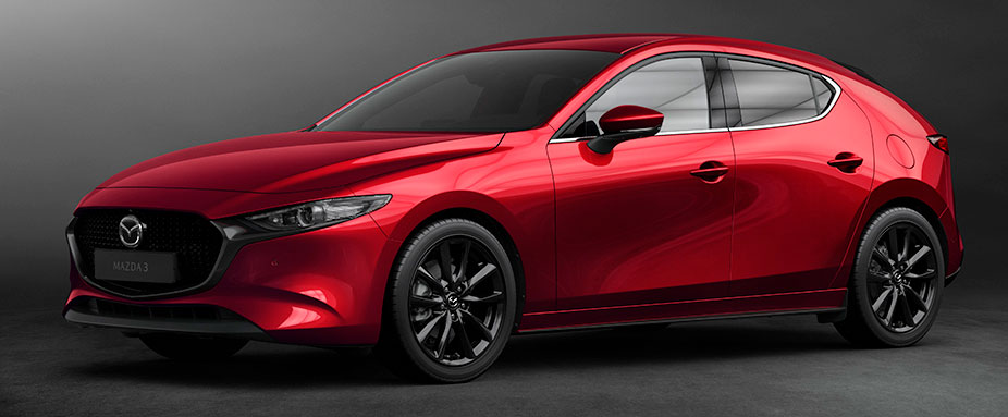 Roter Mazda 3 stehend