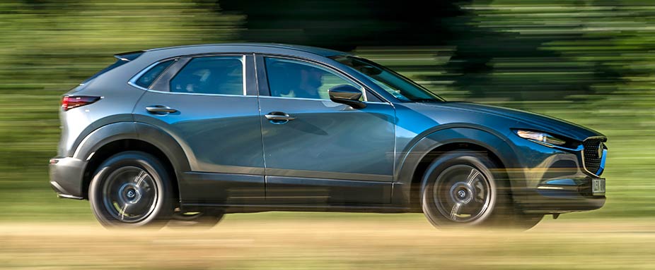 Seite des Mazda CX30 fahrend