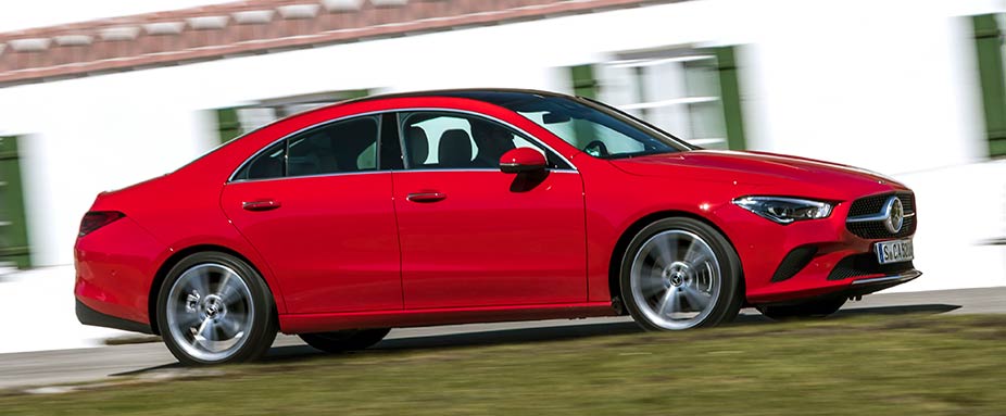 Seitenansicht des Mercedes CLA fahrend