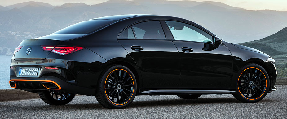 Mercedes CLA stehend von der Seite