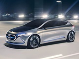 Mercedes EQA fahrend von der Seite