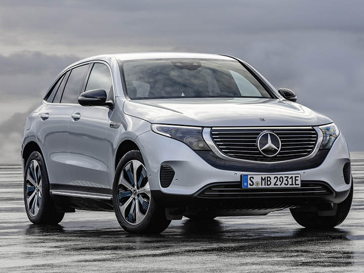 Silberner Mercedes EQC stehend von der Seite