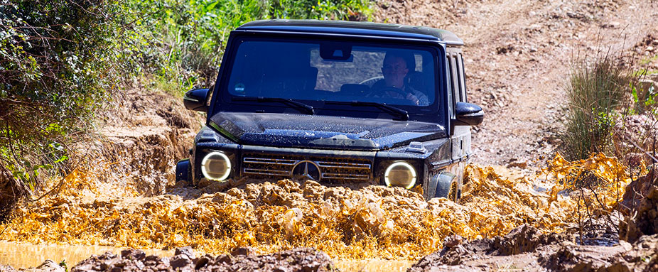 Mercedes G-Klasse offroad fahrend