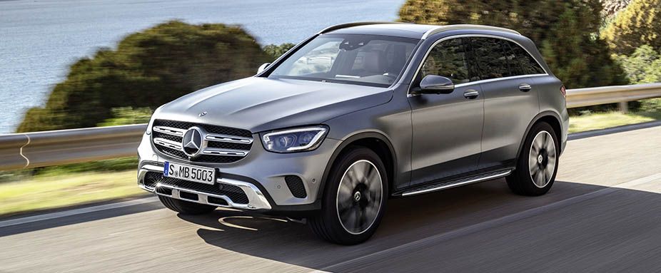 Mercedes GLC fahrend von vorne