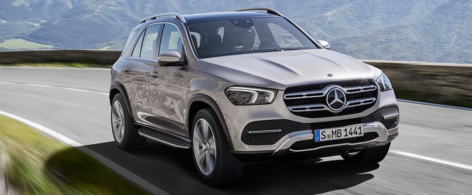 Silberner Mercedes GLE fahrend von vorne