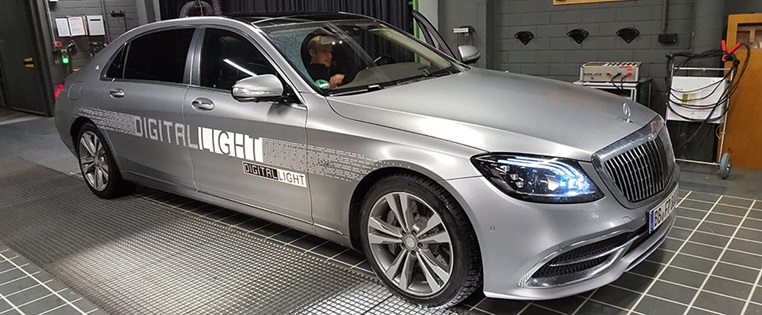 Mercedes Benz in Test-Werkstatt, Ansicht schräg von vorne