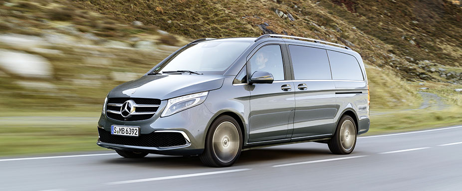 Mercedes V-Klasse fahrend von der Seite