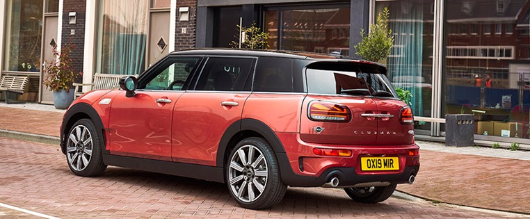 Mini Clubman fahrend von der Seite