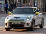 Front des Mini SE fahrend