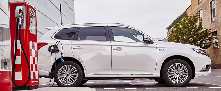 Der Mitsubishi Outlander Plug in Hybrid Modell 2019 an der Tankstelle