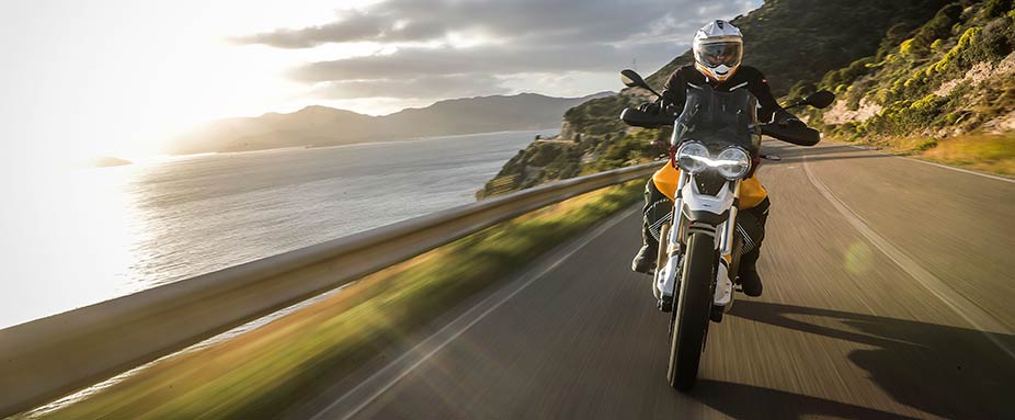 Moto Guzzi V85TT fahrend
