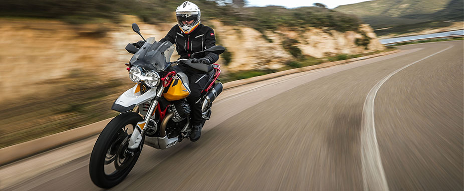 Moto Guzzi V85TT fahrend