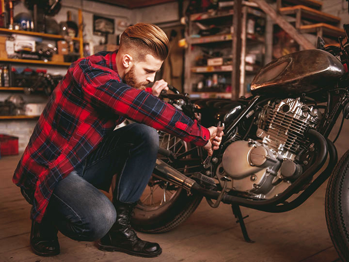 Schrauben am Bike und Umbauten am Motorrad am besten im Winter vornehmen