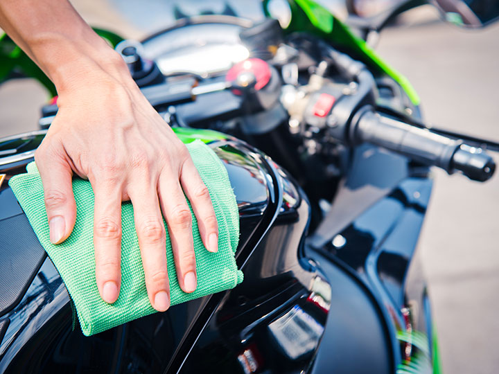 Lackpflege beim Motorrad