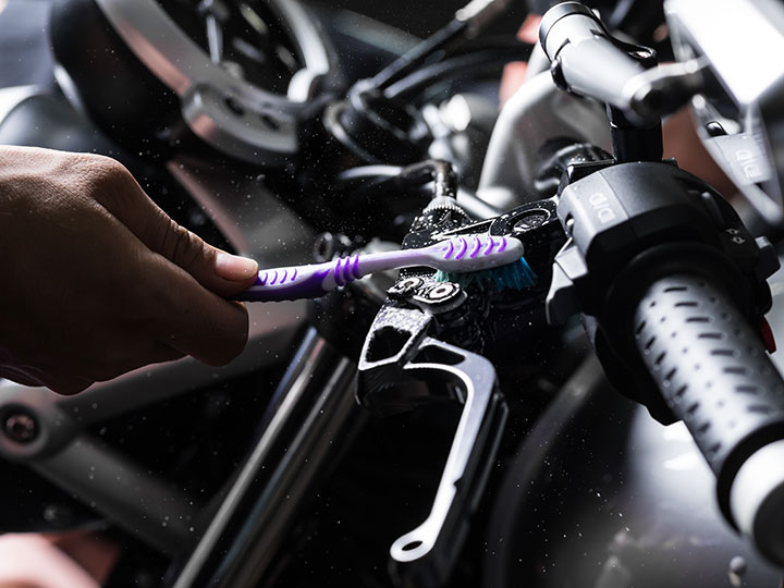 Zahnbürste zur Armaturenpflege und dem Reinigen kleiner Ecken am Motorrad