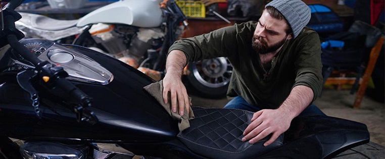 Ein Mann macht sein Motorrad winterfit
