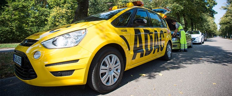 ADAC Pannenhelfer hilft Mitglied