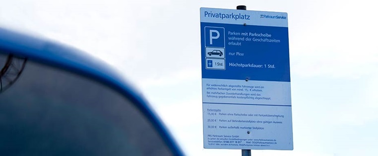 Schild auf Supermarktplatz