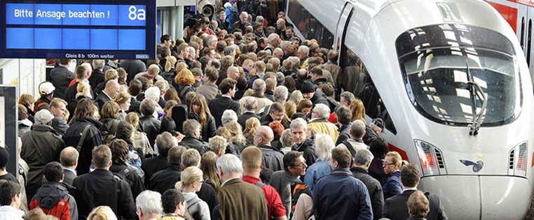 voller Bahnsteig bei überfüllten Zügen ICE