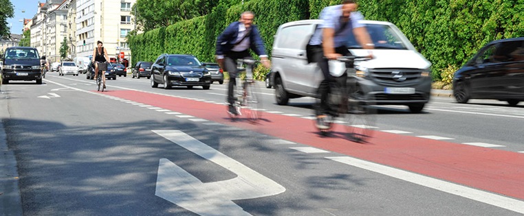 Abbiegen mit Fahrrad in der stadt Gefahr droht