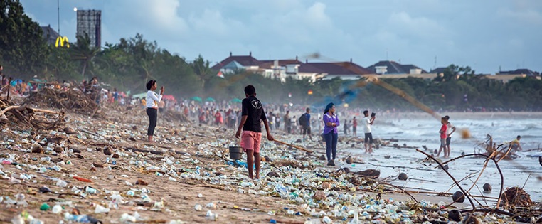 Plastikmüll an einem Strand auf Bali