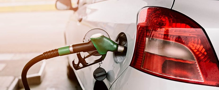 Auto steht an der Tankstell
