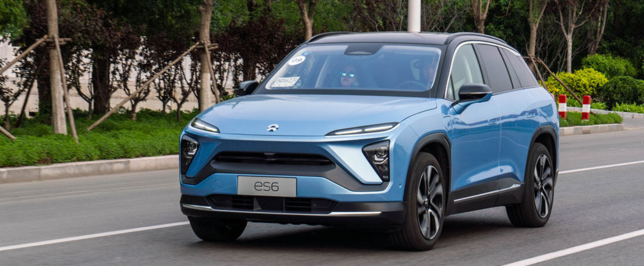Nio ES 6 fahrend von vorne