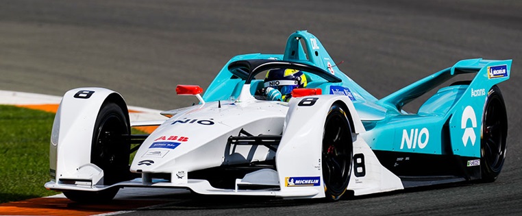 Formel E Auto des Teams Nio fahrend