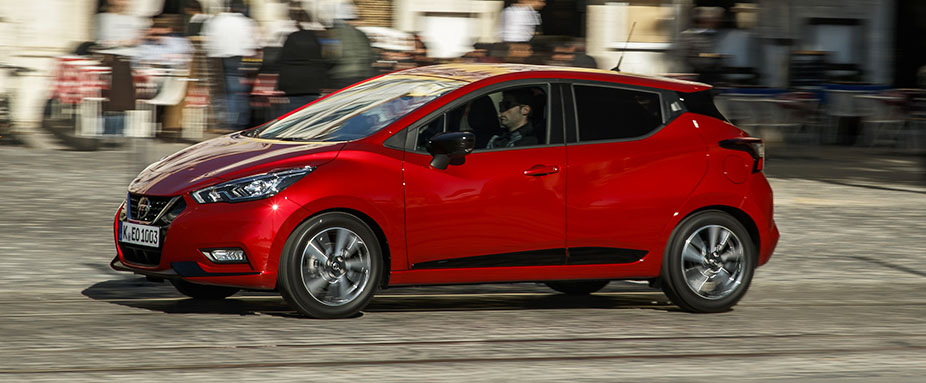 Seitenansicht des Nissan Micra fahrend