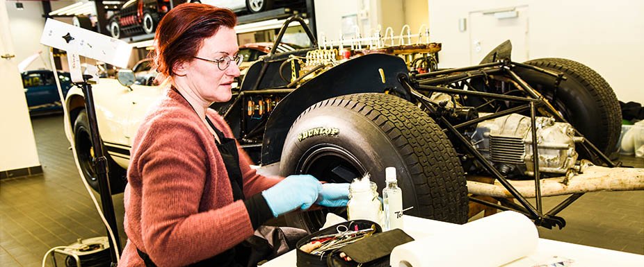 Oldtimer Restauratorin bei der Arbeit