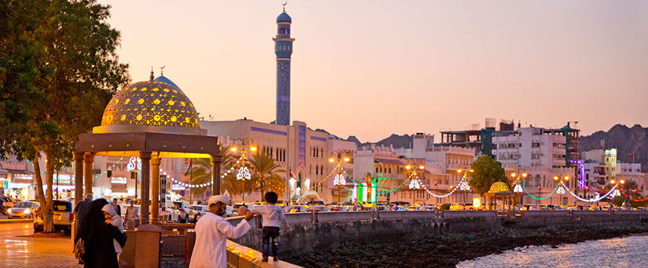 Abendstimmung an der Promenade Corniche in Maskat, der Hauptstadt des Oman