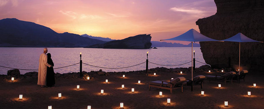 Ostküste von Oman: Sonnenuntergang am Hotel Shangri-La Al Husn