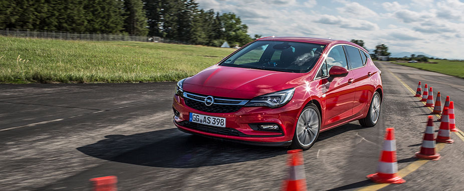 Opel Astra fahrend