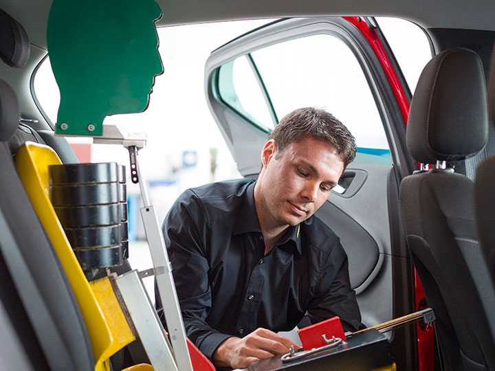 Ingenieur arbeitet am Opel Astra