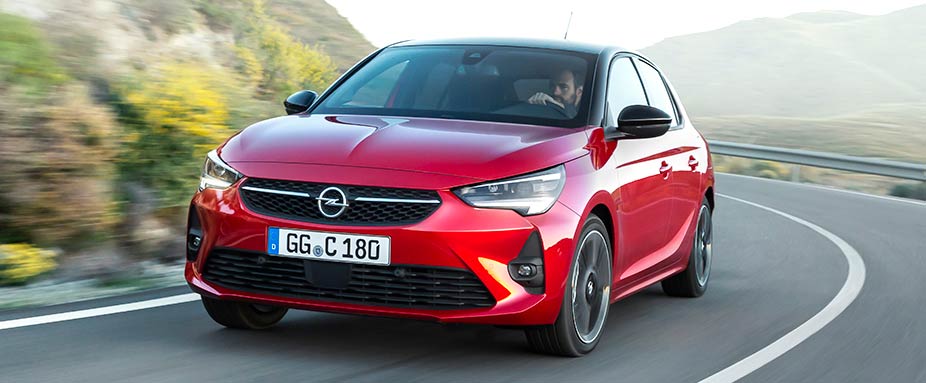 Front des Opel Corsa fahrend
