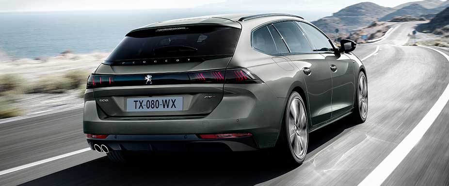 Peugeot 508 SW fahrend von hinten