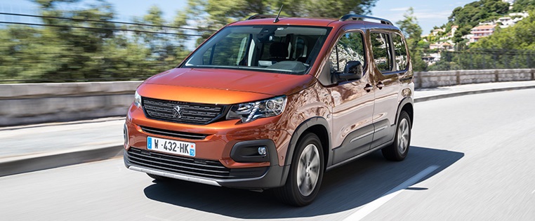 Peugeot Rifter in der Frontalansicht fahrend