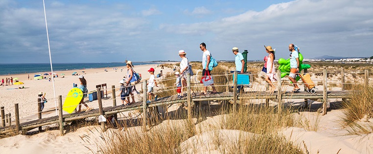 Familie beim Strandausflug an der Algarve in Portugal