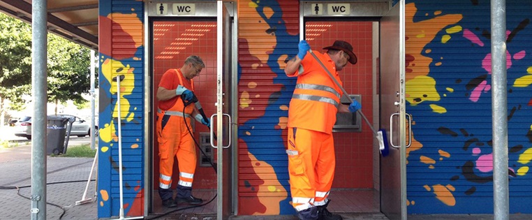 Reinigungspersonal reinigt Rastplatztoilette