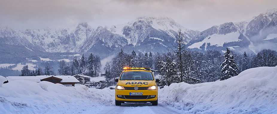 Pannenwagen vor verschneiter Berglandschaft