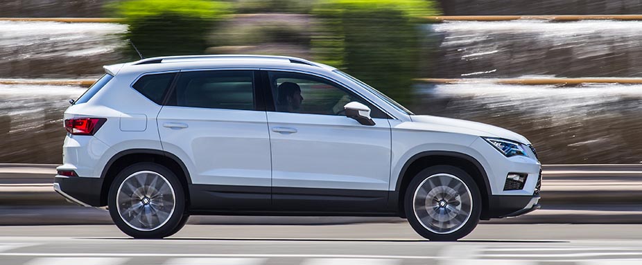 Seat Ateca seitlich fahrend Straße