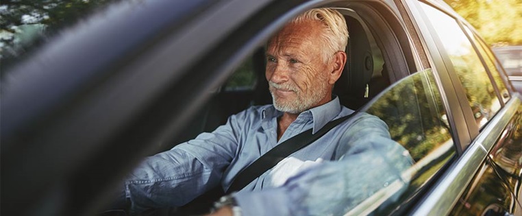 Älterer Mann fährt Auto